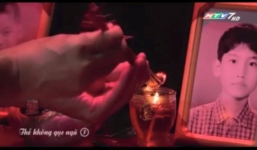 Fan DBSK bức xúc vì ảnh Chang Min bị đưa lên... bàn thờ trong phim