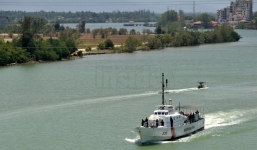 Tàu chở gần 100 người lật úp ngoài khơi Malaysia