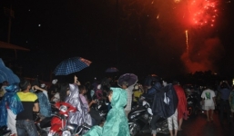 Mưa như trút nước, hàng ngàn người vẫn đội mưa xem bắn pháo hoa