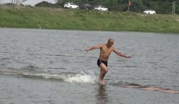 Kỷ lục mới: Nhà sư Thiếu Lâm tự chạy bộ 125 m trên mặt nước