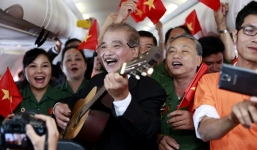 NSND Trần Hiếu hào hứng hát trên máy bay