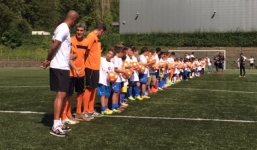 Video: Một mình Kompany đấu với 100 cầu thủ nhí