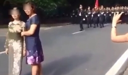 2 phụ nữ 'chặn' đoàn diễu binh để chụp ảnh lên tiếng