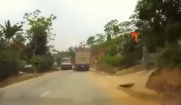 Video: Những tình huống thoát chết khó tin trong tai nạn giao thông