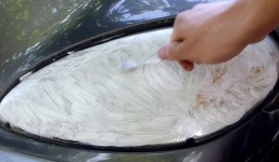 Làm mới cụm đèn pha bị mờ bằng kem đánh răng