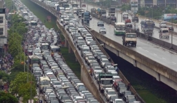 Tắc đường khủng khiếp ở Hà Nội gây bão mạng