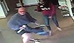 Video: Nam thanh niên giả gái vào tiệm giặt là ăn trộm