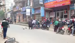 Xôn xao clip đám thanh niên 'bắt cóc' gái xinh về làm vợ giữa phố