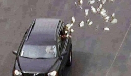 Đại gia cởi trần 'ném' 170 triệu, đi ô tô 3km rải tiền cầu may