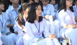 Ngắm nét đẹp tinh khôi của nữ sinh trường Phan Bội Châu ngày khai giảng