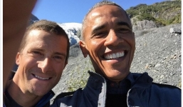 Tổng thống Obama “hăm hở” chụp ảnh selfie khi đi công tác