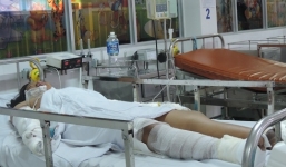 Vụ bé gái 12 tuổi bị mẹ đổ xăng đốt: Ép con đi bán vé số để trừ nợ