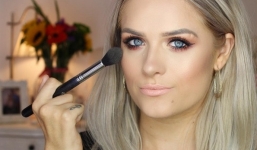 Video: Cô gái liệt tứ chi tự trang điểm xinh đẹp gây sốt