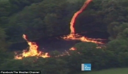 Video: 'Cơn lốc lửa xoáy' cao vài m trên hồ đầy rượu vang