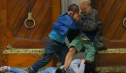 Video: Người vô gia cư lao vào cứu con tin, bị tên cướp bắn chết