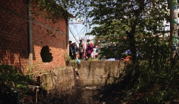 Xe máy lao qua kênh rộng 4m, đâm thủng tường nhà, 2 người chết