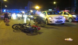 Người và xe văng xa 5m sau va chạm giao thông