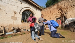 Câu chuyện thương tâm bố mẹ thà chết để hai con có thể đi học đại học