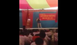 Cô gái mặc váy ngắn hát tại lễ khai giảng cấp 2 bị chỉ trích