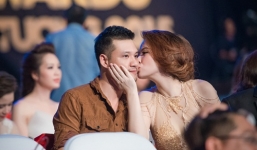 Đan Lê tình tứ hôn Khải Anh giữa chốn đông người