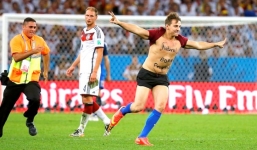 Video: Dở khóc dở cười với những fan cuồng trong lịch sử bóng đá