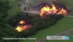 Video: Hồ chứa rượu bốc cháy tạo thành lốc xoáy lửa giữa trời