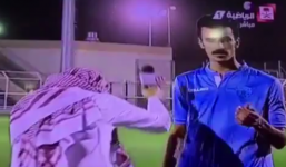 Video: Phóng viên bị ném chai trúng đầu khi đang phỏng vấn trực tiếp trên sân