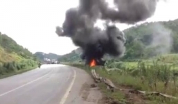 Video: Xe đầu kéo bốc cháy ngùn ngụt sau khi lao xuống đường sắt