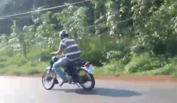 Video: Phát hoảng cảnh xe máy lệch 2 bánh vẫn chạy tít trên đường