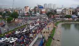 Đại cảnh đường Hà Nội ngập nặng, kẹt cứng sau cơn mưa