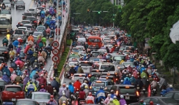 Hà Nội: Người dân chật vật đến công sở trong mưa lớn