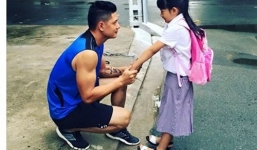 Facebook sao Việt: Bình Minh tranh thủ dặn dò con gái trước khi đi học
