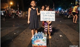 Bé gái Hà Nội học tỷ phú, tự đi bán nước lấy tiền học bơi