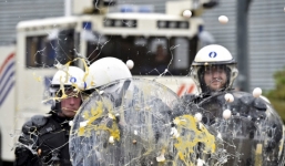 Giá sữa giảm, 6.000 nông dân ném trứng vào cảnh sát tại Bỉ