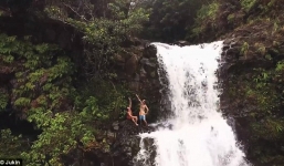 Lũ quét bất ngờ cuốn du khách xuống chân thác