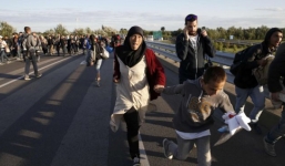 Hàng trăm người di cư ẩu đả với cảnh sát để sang Đức