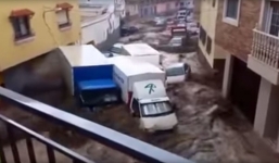 Video: Lũ cuốn trôi hàng loạt xe tải trên đường phố Tây Ban Nha