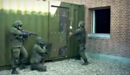 Màn đột nhập phá cửa đầy 'gay cấn' của lính đặc nhiệm Rumani