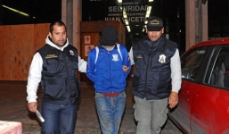 Phẫn nộ kẻ nhốt vợ con vào chuồng và nuôi bằng thức ăn động vật