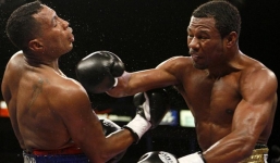 Video: Giơ mặt cho đối thủ đấm, võ sĩ boxing nhận cái kết đắng