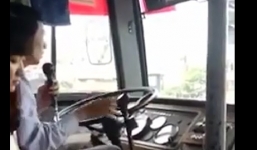 Tài xế xe bus vừa lái xe vừa hát tuyến Hà Nội - Hưng Yên 