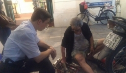 Toát mồ hôi với chiêu 'chém đẹp' của cụ ông sửa xe ven hồ Gươm