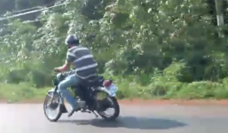 Video: Phát hoảng cảnh xe máy lệch 2 bánh vẫn chạy tít trên đường
