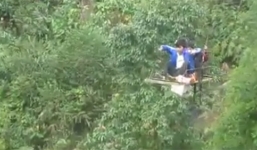 Yên Bái: Hai em nhỏ đu dây qua vực sâu gây sốt mạng xã hội