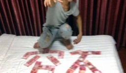 Bị cảnh sát tóm gọn vì chụp ảnh tự sướng với tiền trộm được