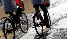 Học sinh đến lớp phải mang quần áo thay khi qua đoạn đường 'tử thần'