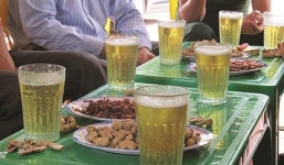 Sự thật kinh hoàng đằng sau những cốc bia không... bọt