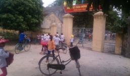 Thái Bình: Giải tỏa trường, gần 500 học sinh vào chợ ngồi học?