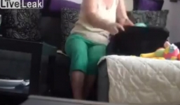 Camera 'tố' bảo mẫu hành hạ trẻ 9 tháng tuổi