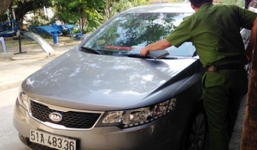 Bắt giam tài xế hất cảnh sát lên nắp capô, chạy suốt 300 m